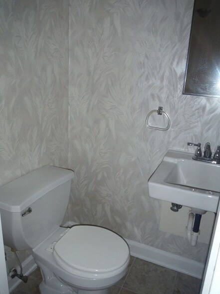 Building Photo - 104 Cedar Ct