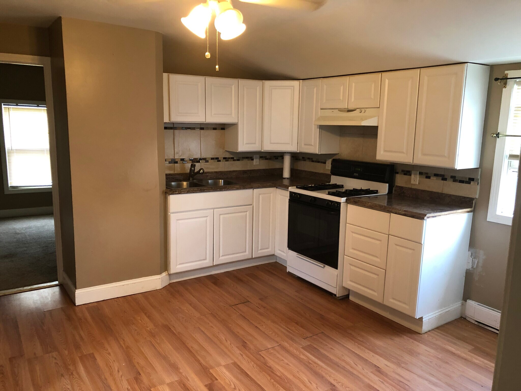 Building Photo - 10 Winsor St