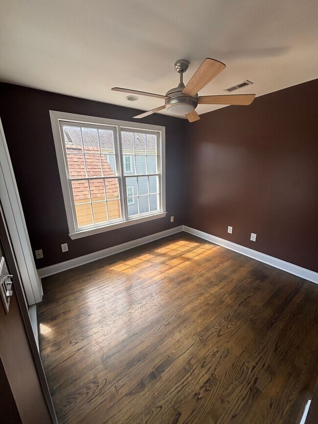 Building Photo - 2 Bedroom 2.5 Bathroom in The Charleston P...