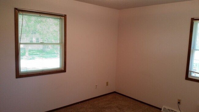 Building Photo - Fandre Dr 2823-2825