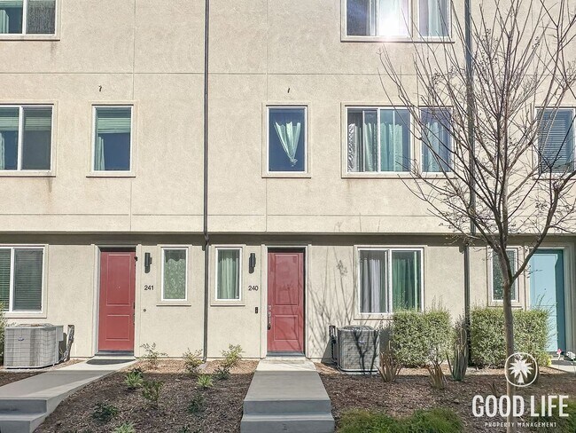 Building Photo - Luxury 3-Level 4BR Home | 1,696 Sq Ft | New Build San Diego Living