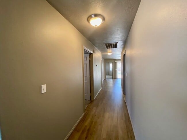 Building Photo - DARLING PROPERTY FOR RENT IN LAVERKIN!