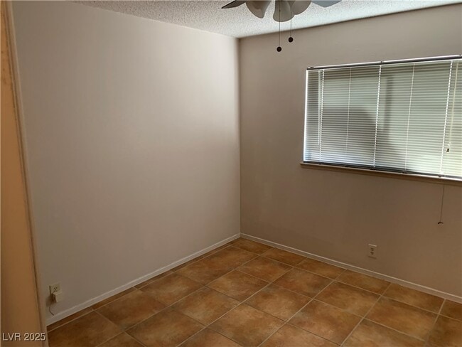 Building Photo - 3941 Avocado Dr