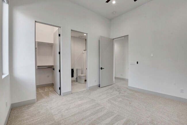 Building Photo - MacDonald Highlands Beauty With Awesome Views