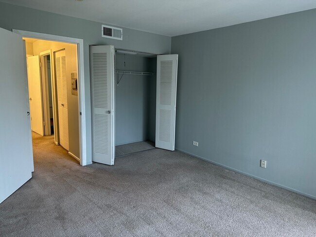 Building Photo - 1931 Prairie Square