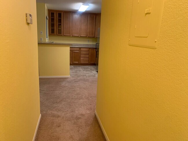 Building Photo - Beautiful upstairs condo with Washer and D...