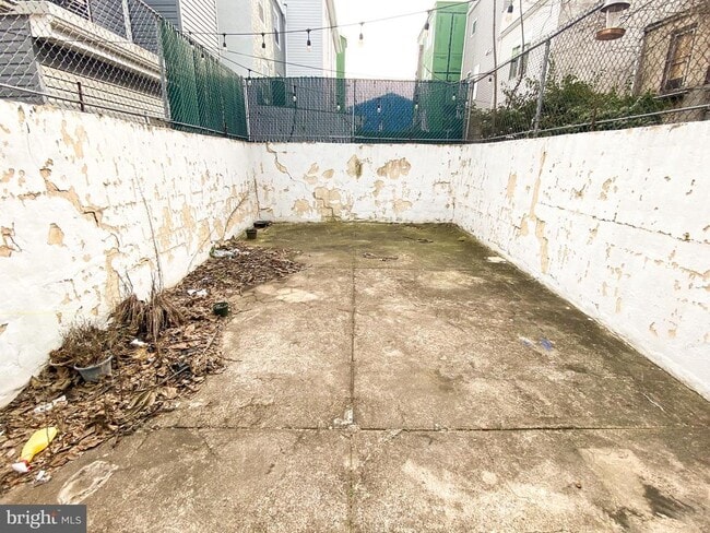 Building Photo - 174 Master St