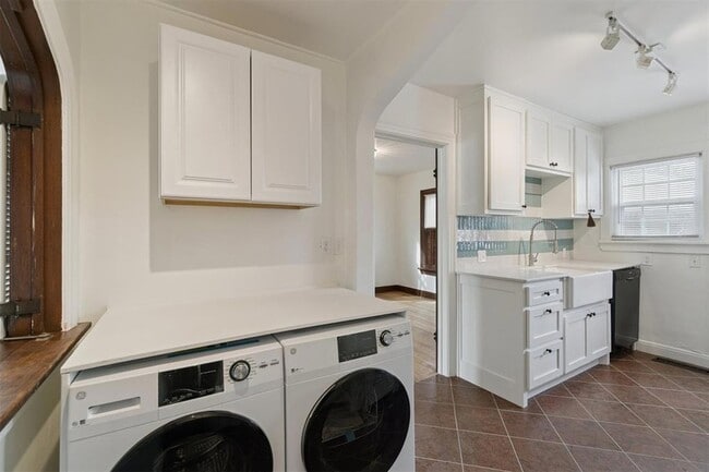 Building Photo - 1905 N Brauer Ave