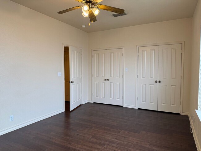 Building Photo - 220 Sandstone Dr