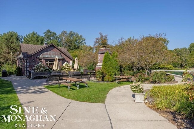 Building Photo - 744 Trombley Rd