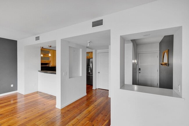 Building Photo - Modern 2 Bed / 2.5 Bath Condo with Office ...