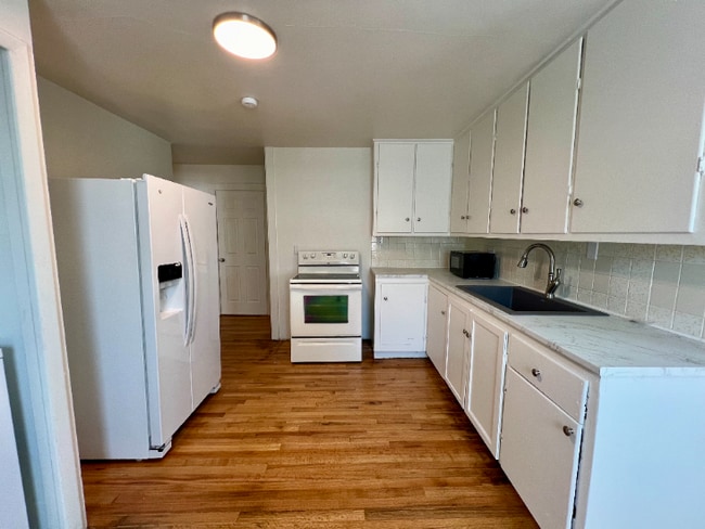 Building Photo - Updated Two Bedroom with Private Yard!