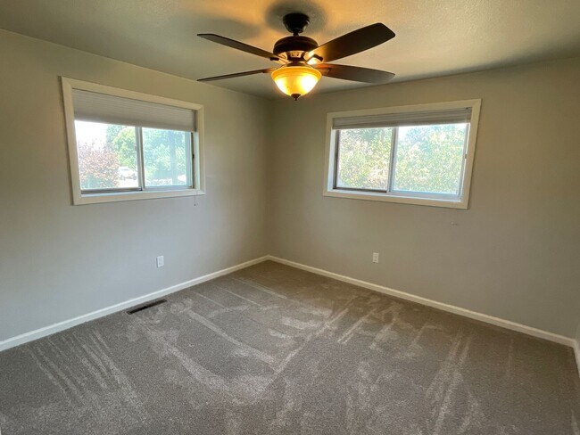 Building Photo - Cozy Mid-Century Modern on a Half Acre!