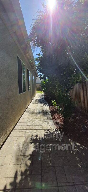 Building Photo - 1085 Crystal Springs Dr