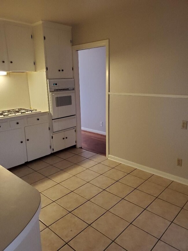 Building Photo - House for Lease -2505 Douglas