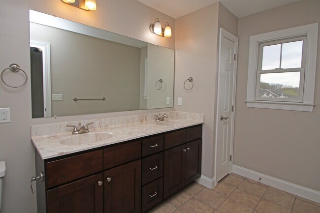 Building Photo - Stunning 3 Bed Rental with Deck & Pond View!