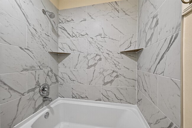 Building Photo - 813 Lakeview Dr