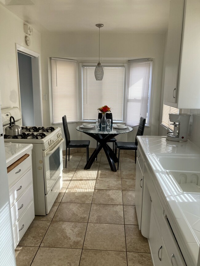 Dining area - 1034 168th W St