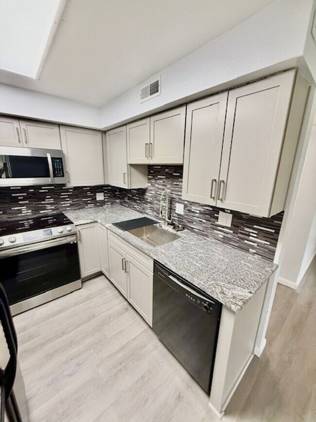 Building Photo - Beautifully remodeled 2 bedroom condo at w...
