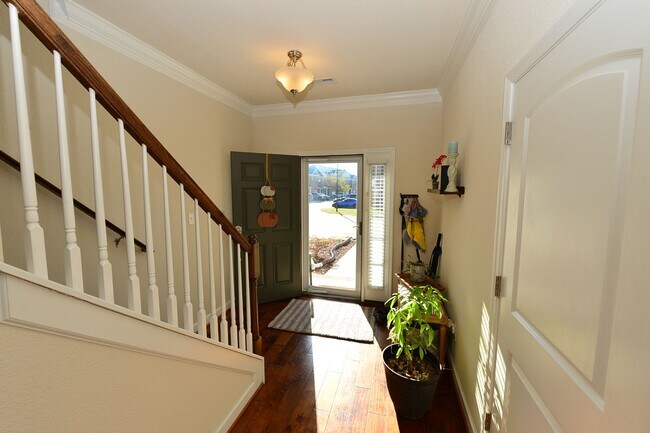 Building Photo - Clubhouse and pool community in the heart of Greenbrier!