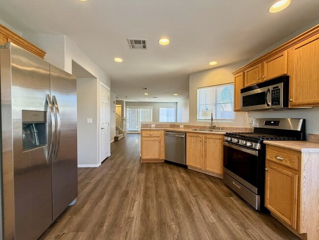 Building Photo - GATED 3 BED 2.5 BATH 1 CAR GARAGE SINGLE FAMILY HOME WITH COMMUNITY POOL