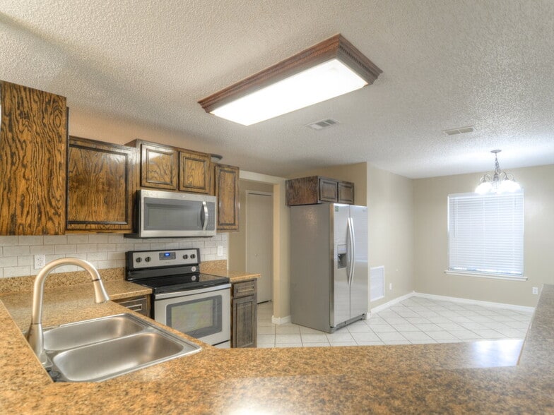 Building Photo - 1723 Ashwood Cir