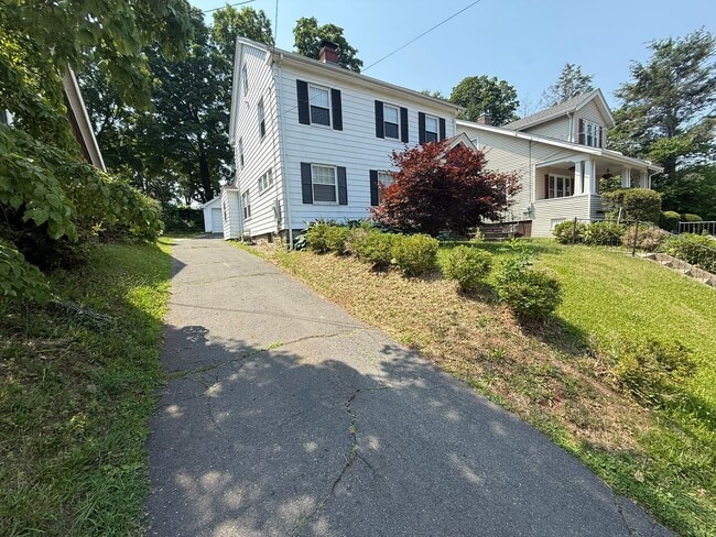 Building Photo - Beautiful 3 Bed, 2 Bath Single Family Colonial for Rent in New Britain!