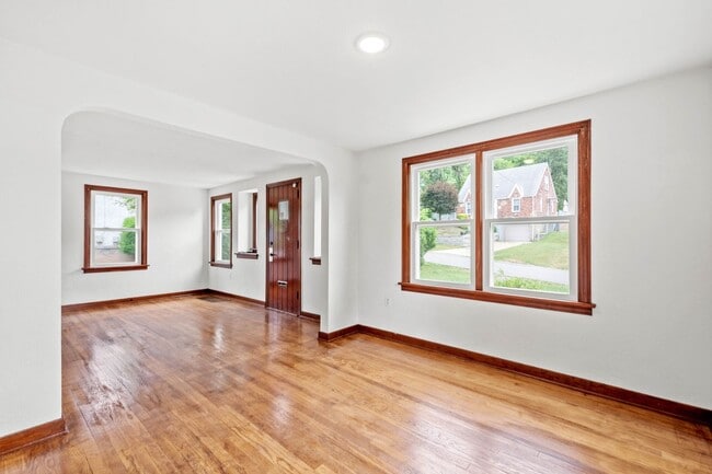 Building Photo - AVAILABLE SEPT 1st!! Check out this BEAUTIFUL & UPDATED home in Penn Hills!