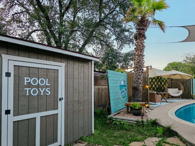 Building Photo - 4305 Temple Hill