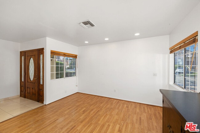 Building Photo - 312 S Maple Dr