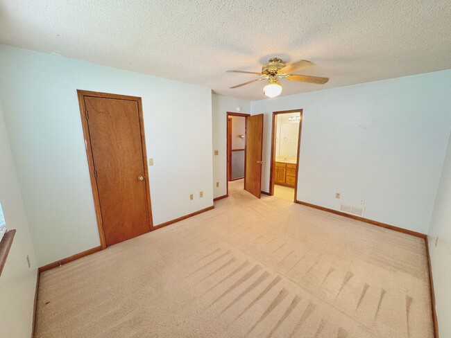 Building Photo - Comfortable Living