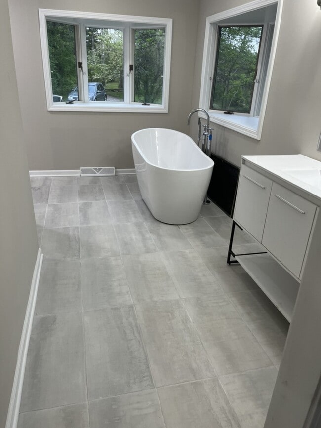 Building Photo - 18 Alexandra Dr