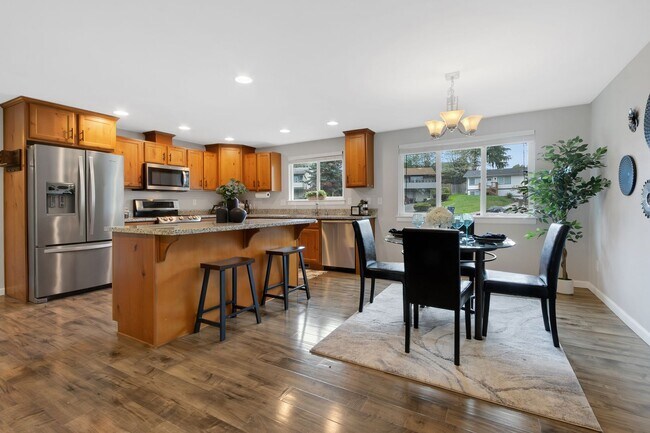 Building Photo - Wonderful 4 Bedroom, 3 Bath Home in Federal Way with Double Balconies and Family Room!