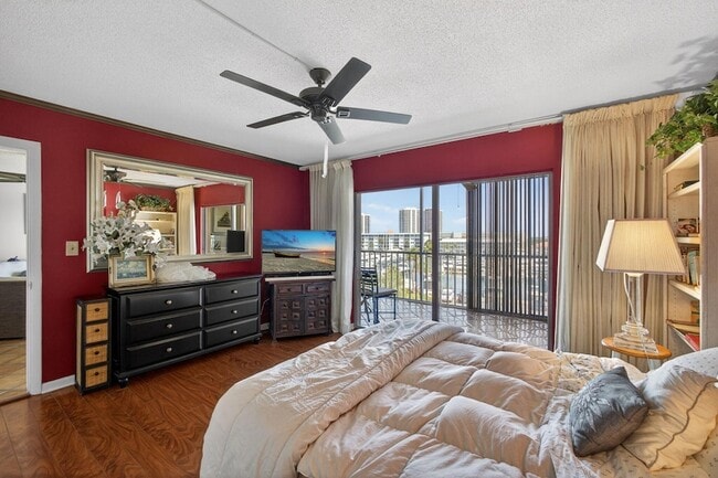 Building Photo - 907 Marina Dr