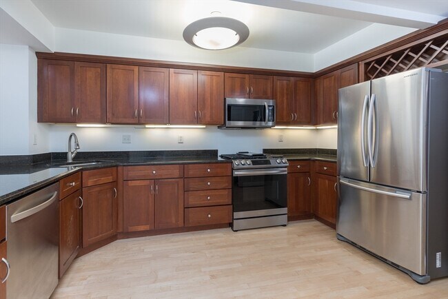 Building Photo - 910 Beacon St