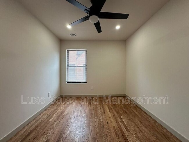 Building Photo - 911 NE 16th St