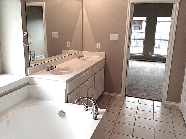 Building Photo - 1114 Noblewood Dr
