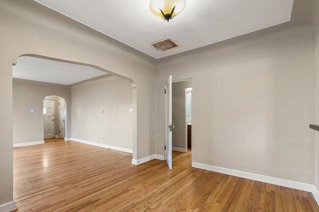 Building Photo - Charming Townhome in West Highlands!