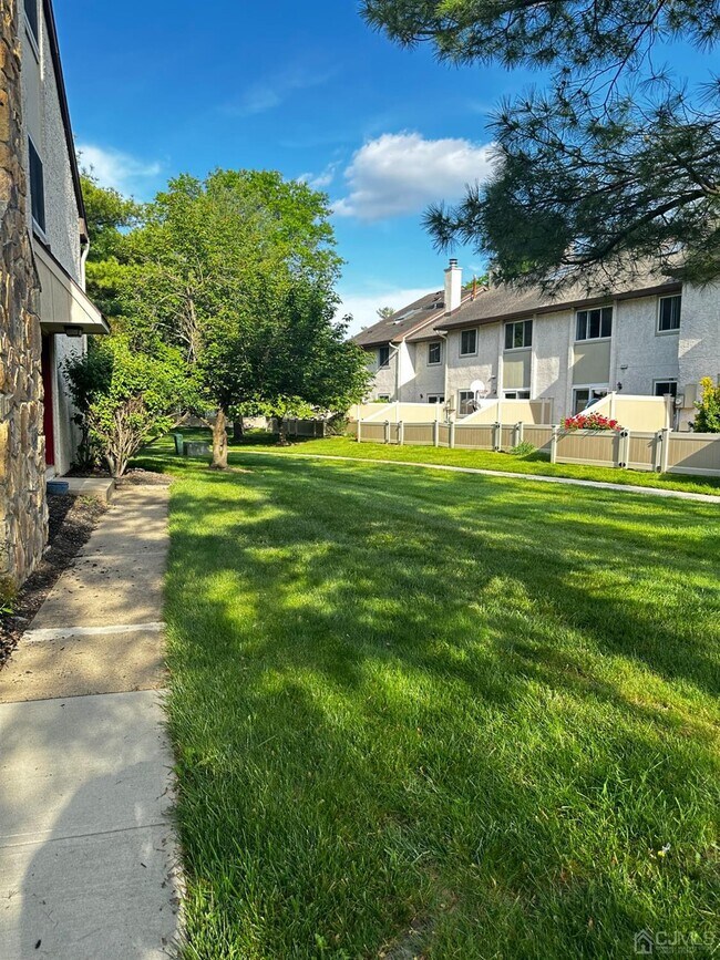 Building Photo - 107 Thoreau Dr