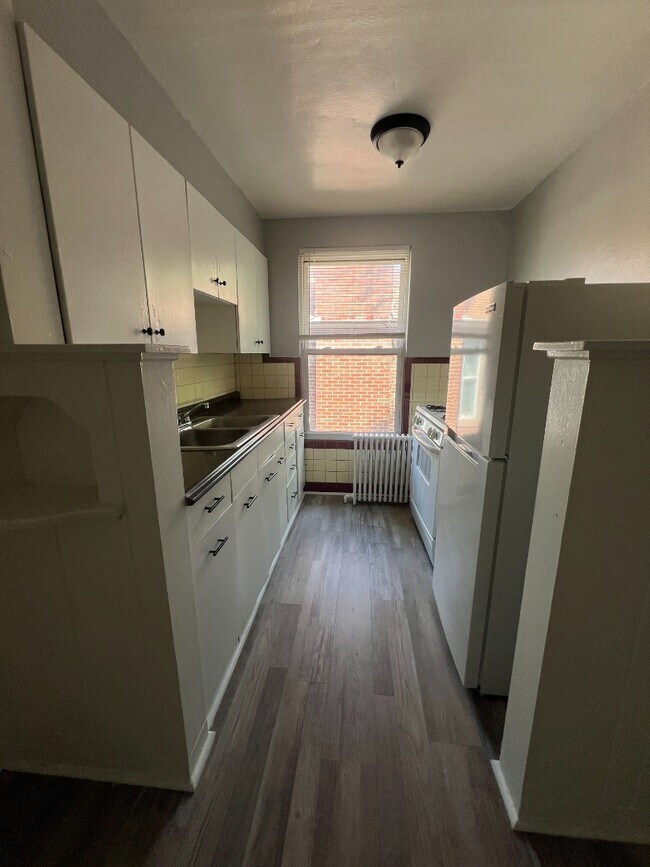 Building Photo - Spacious, Newly Updated 1-Bed Near UC & Downtown — Off-Street Parking, Radiant Heat