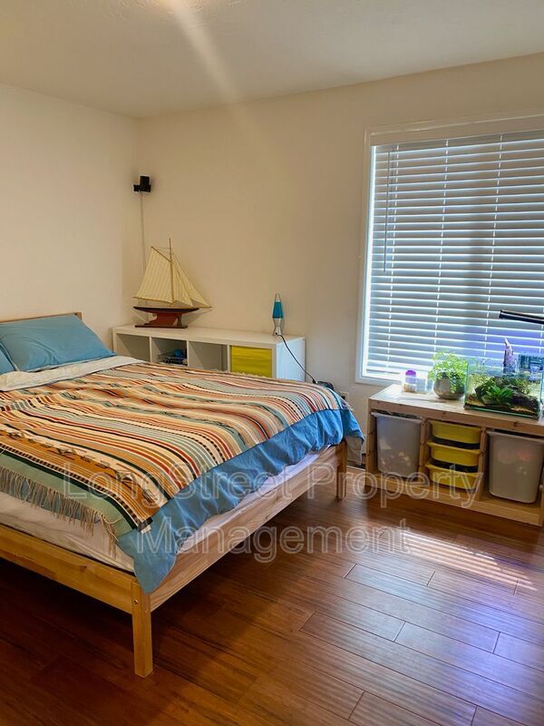 Building Photo - 1011 NW Fernwood Pl