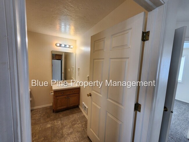 Building Photo - 952 Anne St