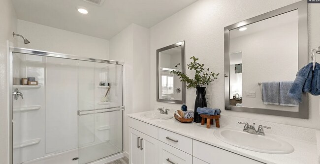 Building Photo - Beautiful Roseville Home! Please read entire ad for viewings!