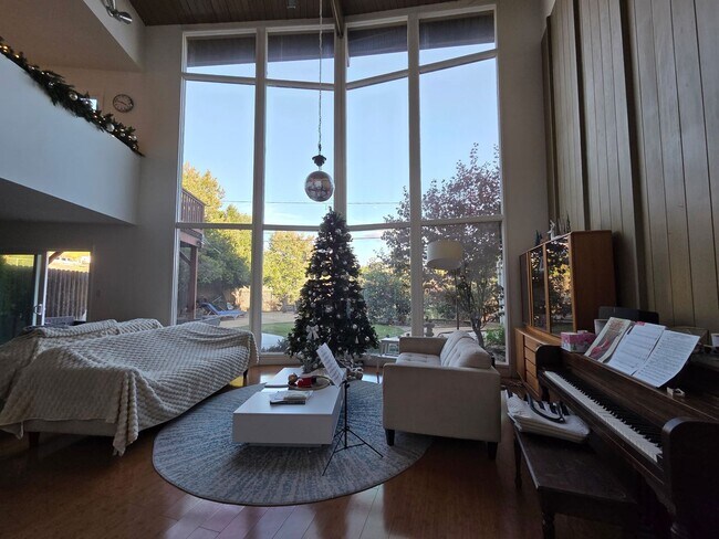 Building Photo - Wonderful Mid Century Home available for lease