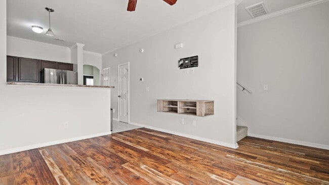 Building Photo - "Charming 2-Bed Townhouse with 2.5 Baths i...