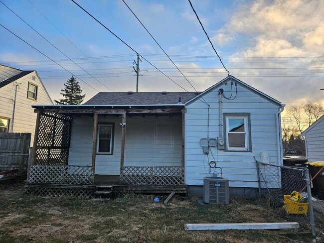 Building Photo - TWO Bedroom house