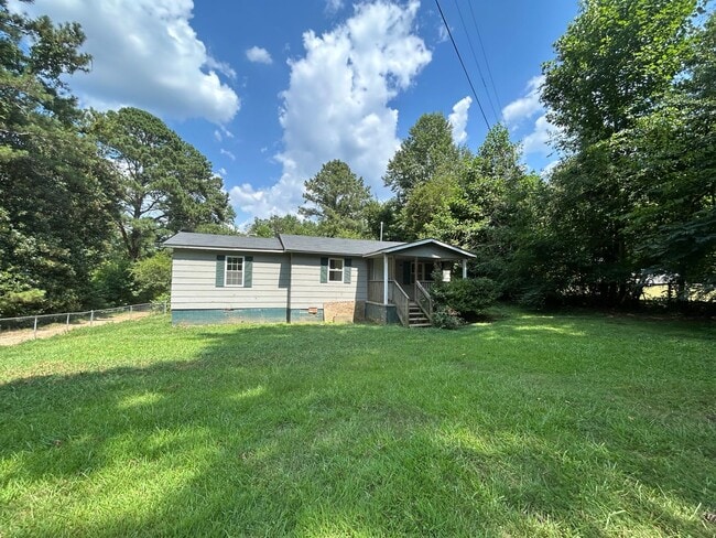 Primary Photo - NEWNAN-201 Herring Rd 3 Bedroom 1 Bath