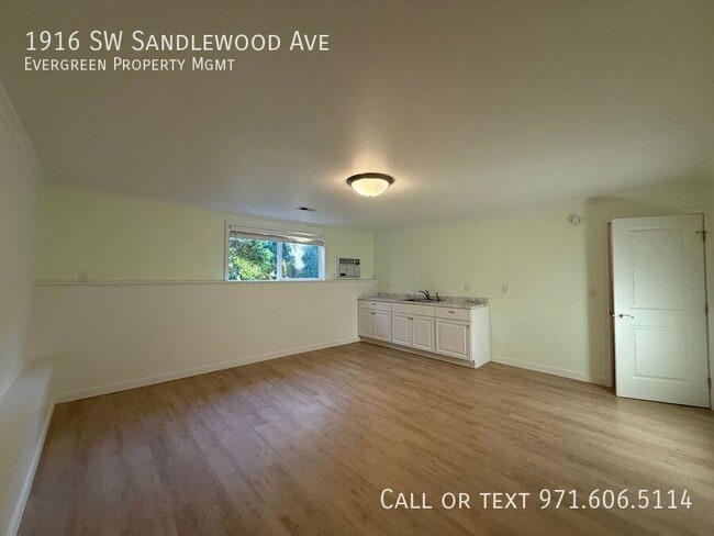 Building Photo - 1916 SW Sandlewood Ave