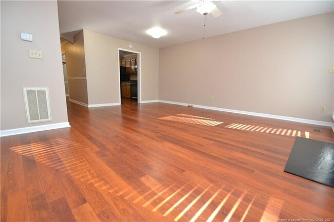 Building Photo - 121 Planetree Ln