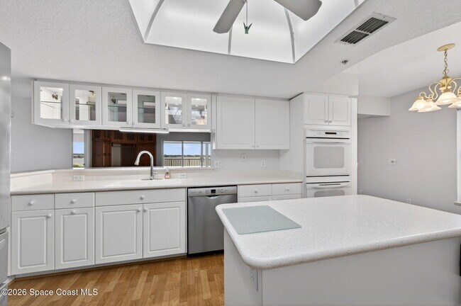 Building Photo - 102 Riverside Dr